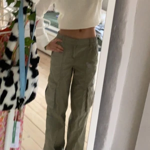 cargo pants  - väldigt använda men super bra skick. säljer på grund av att jag behöver pengar och använder inte dom längre. jag kan fixa fler bilder, tveka inte att ställa frågor! dom är ljusgröna