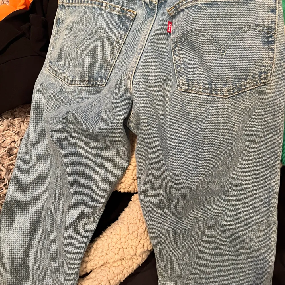 dom är i helt ny skick har aldrig använt dom därför jag säljer dom för dom bara liggetid . Jeans & Byxor.