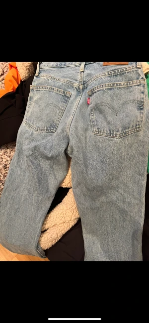 levi’s 501 - dom är i helt ny skick har aldrig använt dom därför jag säljer dom för dom bara liggetid 