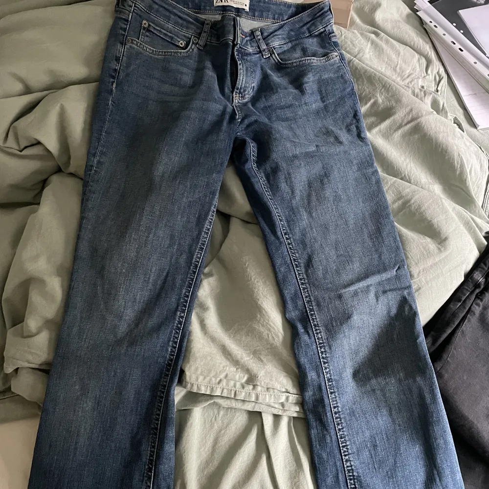 Jag säljer nu dessa jeans från Zara! Använda fåtal gånger! . Jeans & Byxor.