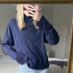 Blå stickad tröja  - En blå stickad tröja från BikBok. Storlek XS. 