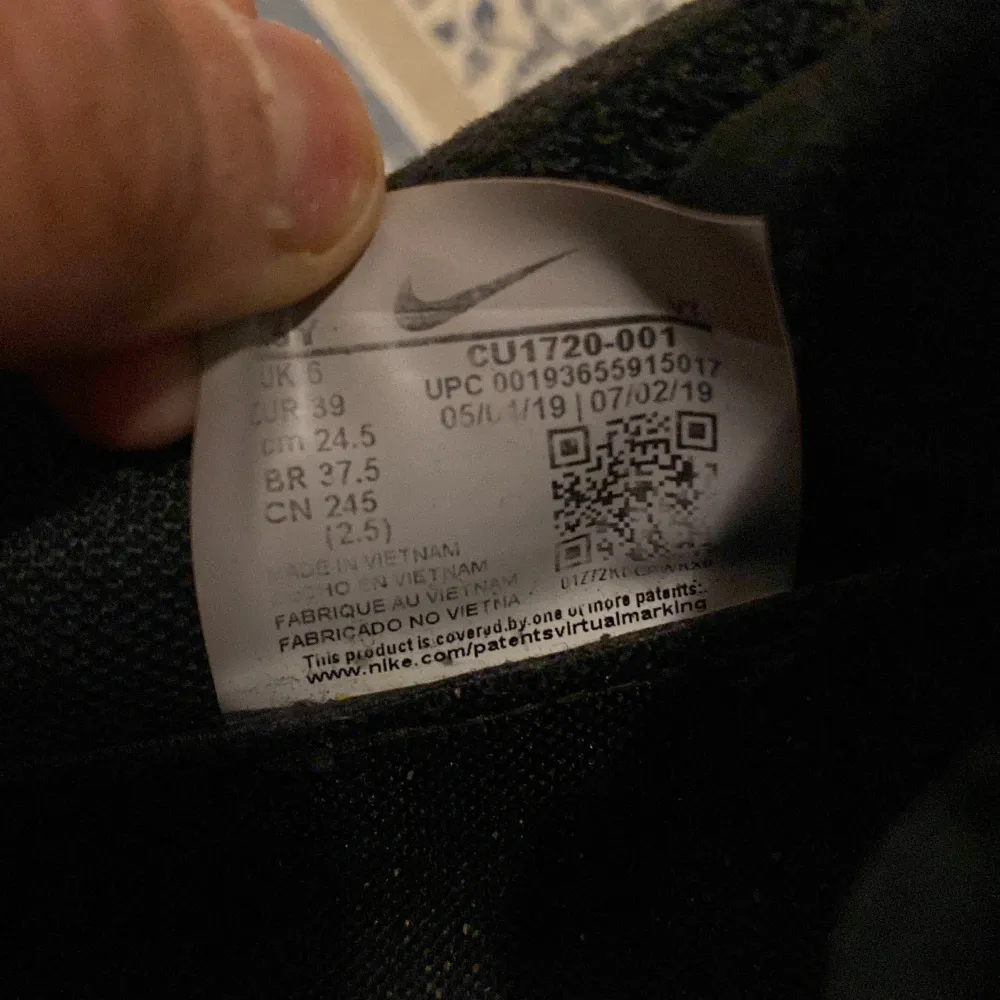Hej jag säljer min Nike vapormax jag har använd de lite men det är inget fel på de priset kan vi diskutera . Kengät.