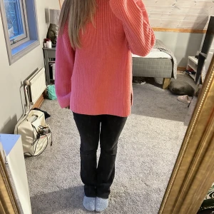 Stickad tröja  - En super fin rosa stickad tröja!💗säljer för att den tyvärr inte kommer till användning längre. 