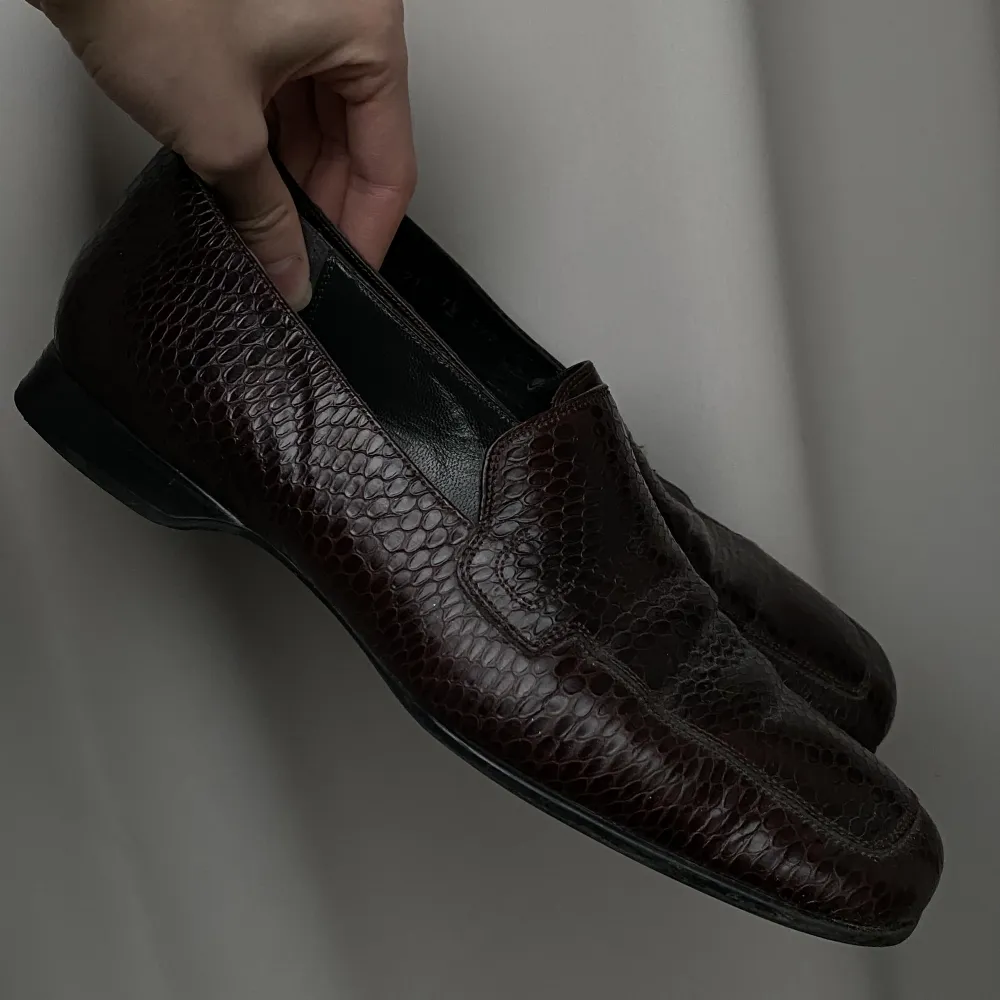 Snygga Ecco lofers i läder som är gjorda i Italien, super snygga och eleganta. Passar perfekt till vardag eller fest outfiten🤎. Skor.