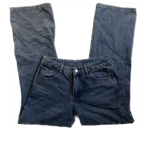 Lågmidjade jeans - Lågmidjade jeans, skulle uppskatta storlek M! Inga tecken alls på användning, använd köp nu <3
