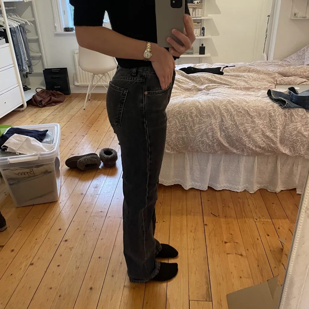 Säljer ett par Midwaist gråa jeans från zara i storlek 36. Jeansen är i väldigt bra skick. . Jeans & Byxor.