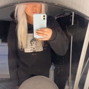 Hoodie med tryck  - Jätte fin hoddie med tryck💗 den är i bra kvalitet