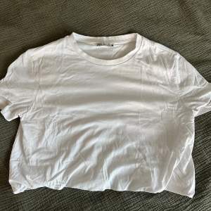 Vit gripas T-shirt från zara. Aldrig använd. Säljer eftersom att den inte kom till användning. Storlek S.