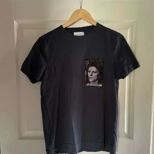 Limitato t-tröja  - Säljer en t shirt åt min bror. Från limitato i st S, jättesnygg och skön. Den har tre jättesmå hål på tröjan som bara syns på nära håll. Se tredje bilden 