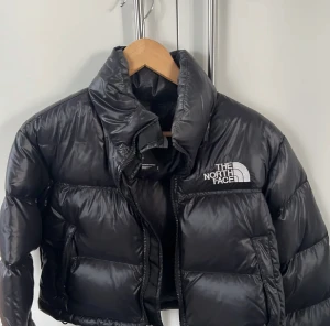 The north face jacka - DEN FINNS KVAR!!! Detta är en svart north face jacka som bara används ett fåtal gånger, därav det den ut som ny. Nypriset är 3300kr och jag säljer den då för 1500kr. Priset kan fortfarande diskuteras dock!