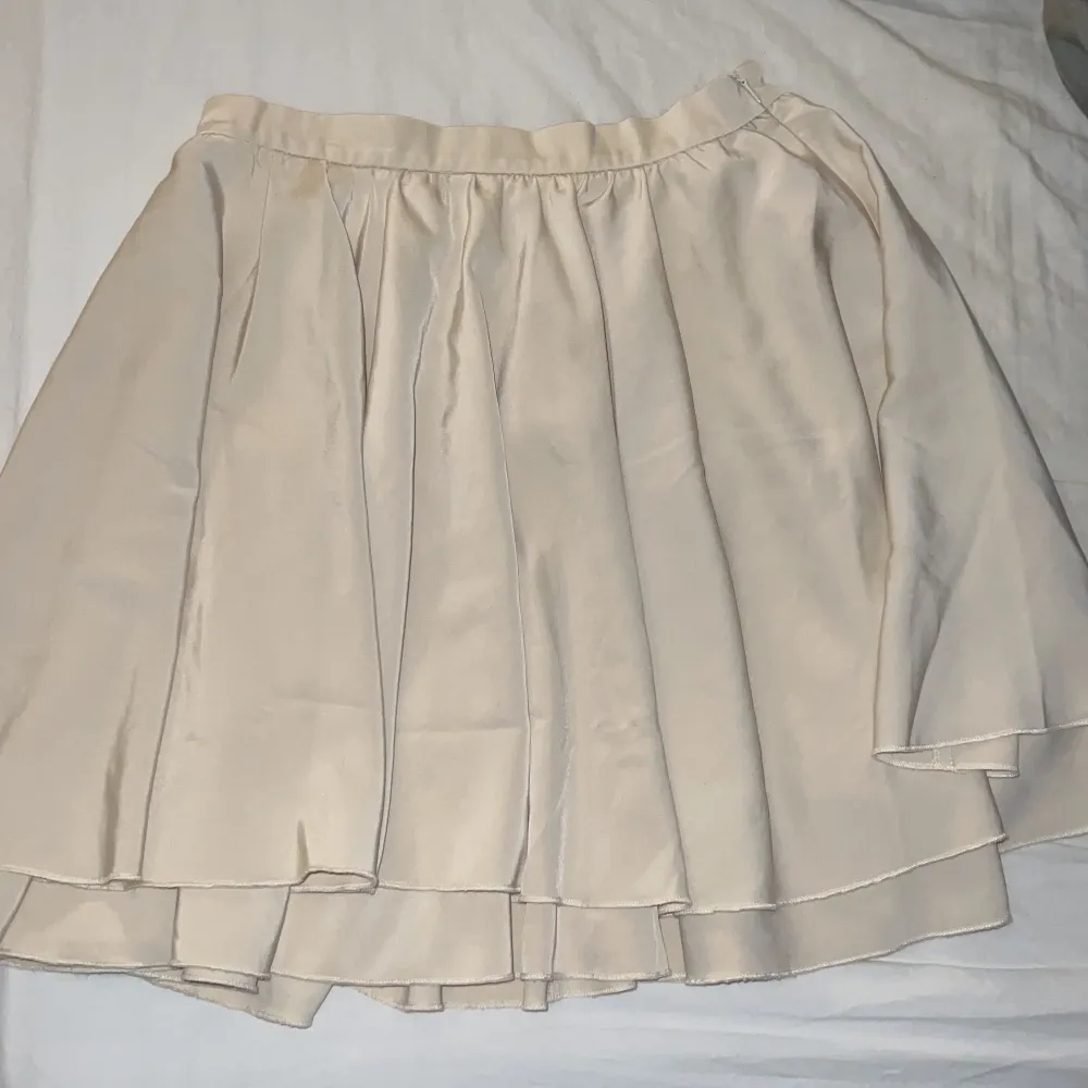 Otroligt fin kjol från Anika Teller X nakd i storlek 36💕 perfekt skick och endast använd 1 gång 🫶. Kjolar.
