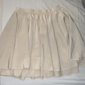 Otroligt fin kjol från Anika Teller X nakd i storlek 36💕 perfekt skick och endast använd 1 gång 🫶