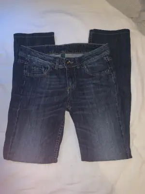 Säljer ett par otroligt fina lågmidjade jeans! Midjemåttet 36cm tvärs över och innerbenslängden 72cm💓