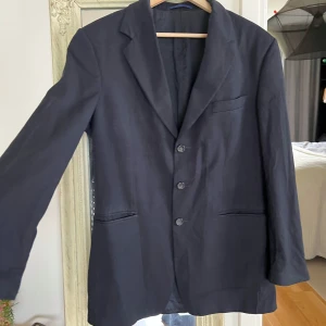 Kavaj - Svart herrkavaj från Oskar Jakobsson. Använd några få  gånger, säljes pga storrensning 