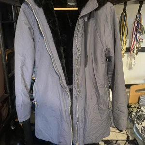 Jacka - En varm vinterjacka med päls inuti, ALDRIG använd. Storlek S 