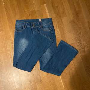 SÅ SNYGGA lågmidjade utsvängda Jeans jag köpte här på Plick men dem var tyvärr lite för korta (är 165 cm). Storlek 38 men skulle mer säga 36, märket är ”New look”, priset kan diskuteras 💖