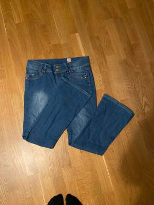 SÅ SNYGGA lågmidjade utsvängda Jeans jag köpte här på Plick men dem var tyvärr lite för korta (är 165 cm). Storlek 38 men skulle mer säga 36, märket är ”New look”, priset kan diskuteras 💖