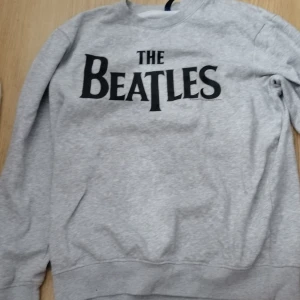 Tröja  - En tröja som inte kommer till användning längere 🥰förlåt för min kamera skriv gärna och fråga om fler bilder🤗