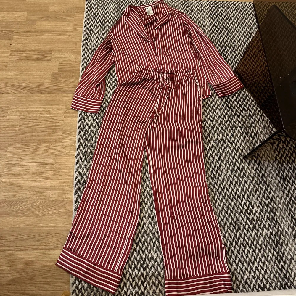 Hej säljer detta pyjamas-set i superfin röd & vitrandig färg. Silkes material så det är så lent & skönt att mysa rundor i hemma eller perfekt när man ska sova då man inte blir för varm utan materialet är lätt. . Skjortor.
