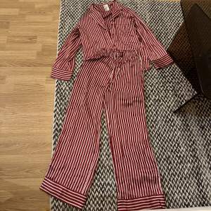 Hej säljer detta pyjamas-set i superfin röd & vitrandig färg. Silkes material så det är så lent & skönt att mysa rundor i hemma eller perfekt när man ska sova då man inte blir för varm utan materialet är lätt. 