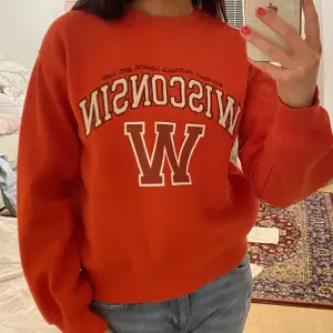 Säljer denna röda sweatern från HM💘Den är helt ny och i storlek xs⚡️