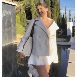 Design by si kappa - Säljer min helt nya Desig By Si kappa i färgen off white! Storlek M/L, just nu slutsåld. Aldrig använd, prislappen är kvar🌸🌸