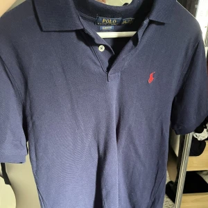 Ralph lauren pike  - Snygg piké från Ralph lauren. Bra skicka. Mörkblå med rött märke.