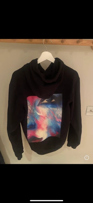 The cool elephant hoodie - Säljer min hoodie från The cool elephant med tryck på ryggen💗Den är i bra skick💗 Skirv privat för frågor eller bilder