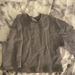 Zara T-shirt  - Säljer denna snygga zara T-shirt som tyvärr är för liten 