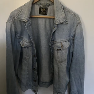 Lee jeansjacka - Jeansjacka från Lee. Inga defekter men syns att den är använd, bra skick annars