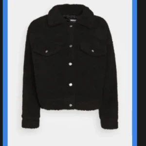 Vinterjacka - Säljer min vinterjacka , väldigt fin , mysig och varm. Kommer ej till användning. Använd endast 3-4 gånger. Ny pris 500