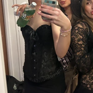 Korsett - Super fin korsett som passar perfekt nu till halloween! Helt ny endast använd en gång. Jätte bra skick. Justerbar i ryggen så passar många storlekar. Skriv vid frågor❤️