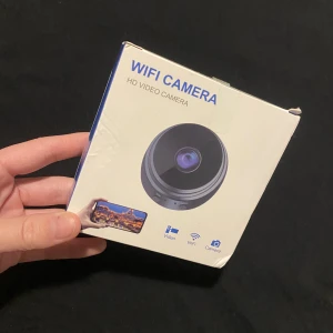 Kamera - Helt oöppnad mini kamera för att exempelvis övervaka när hunden är hemma själv. Wifi anslutning så man kan kolla från telefonen. Hör av dig om du vill ha mer information.