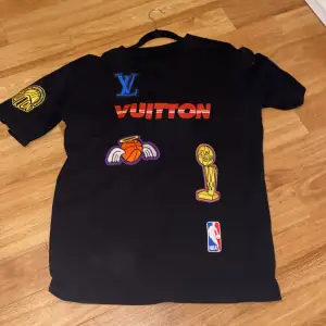 Louis Vuitton T-shirt. Den är inte äkta. Men den är en kopia som är den under äktheten. Väldigt sparsamt använd.