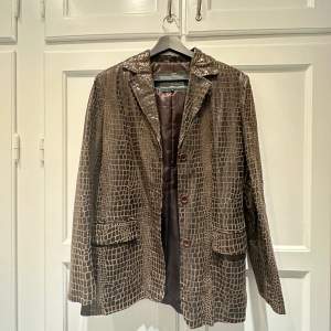 Perfect piece for fall, you can wear it either as a blazzer or a jacket, size L. 