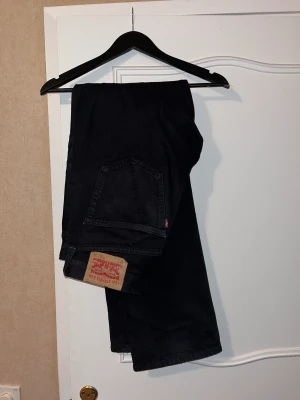 Levis 501 jeans - Säljer ett par 501 jeans i utmärkt skick. Tidlös stil och överlägsen kvalitet. Pris: 300kr. Kontakta mig om du är intresserad!