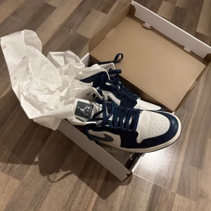 WMNS AIR JORDAN 1 MID - Super balla, har dock inte kommit till användning mer än en gång, väldigt fint skick på grund av det <3 Kartongen finns kvar och skickas med Frakt tillkommer