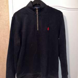 Säljer en Ralph Lauren halfzip tröja i utmärkt skick. Tidlös stil och bekväm. Pris: 550kr. Kontakta mig om du är intresserad.