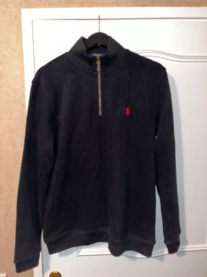 Ralph Lauren halfzip tröja - Säljer en Ralph Lauren halfzip tröja i utmärkt skick. Tidlös stil och bekväm. Pris: 550kr. Kontakta mig om du är intresserad.