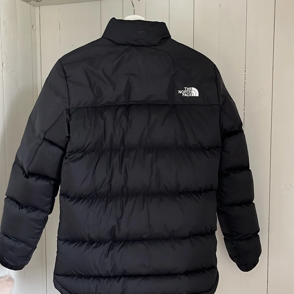 Säljer en varm och mysig jacka från the north face! Perfekt nu till vintern. Den är i man-modell, st S, men jag som tjej har även använt den. 🫶Köparen står för frakt . Jackor.