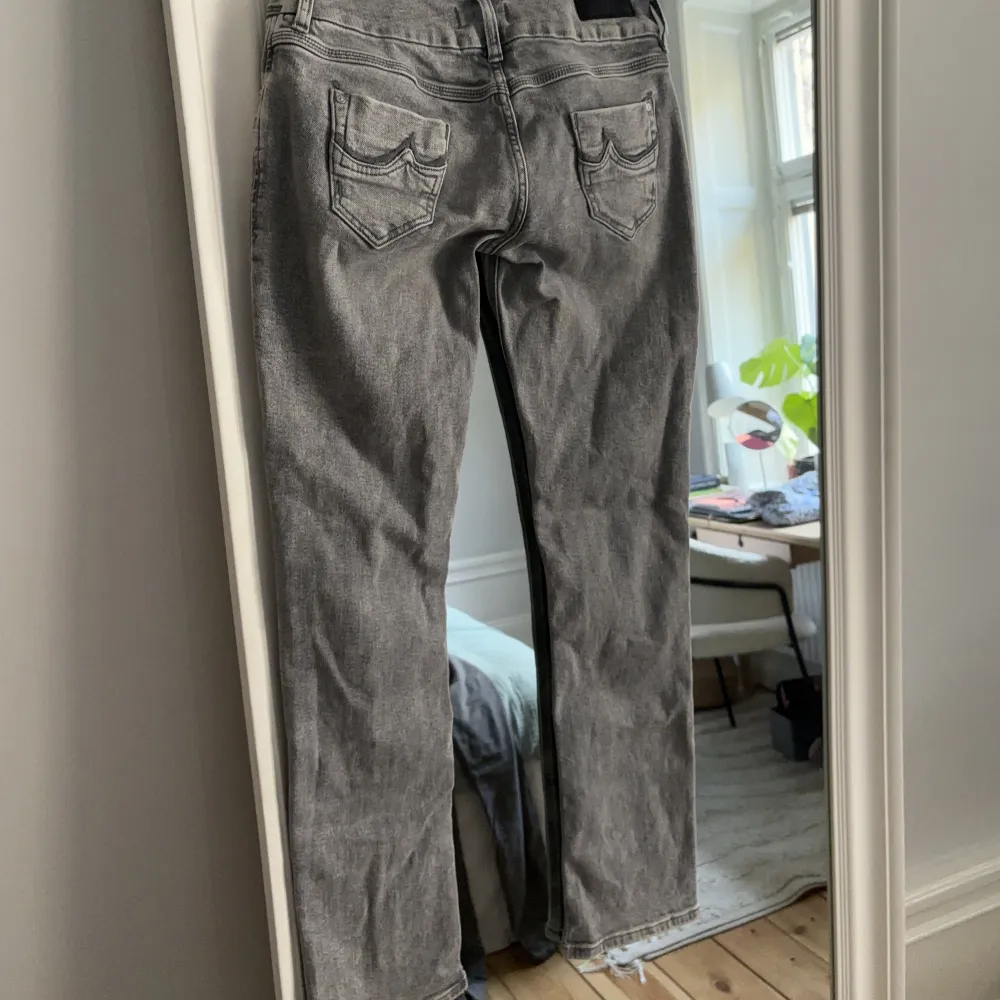 Säljer ett bar ljusgrå Lågmidjade jeans köpte second hand💓 ganska raka i modellen men med lite boot cut nertill!. Jeans & Byxor.