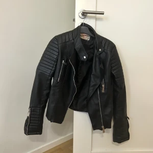 Chiquelle ”Moto jacket black” - Nypris: 799kr Använt max 3 gånger därav priset eftersom att den är så gott som ny ✨🩵  Det står på skinnjackan storlek 40 men den motsvarar egentligen en XS