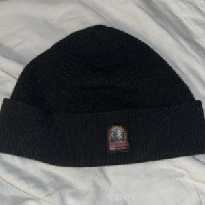 Parajumper mössa  - Köpt på johnells använd ett litet tag parajumper mössa vädligt fin och användbar för vintern.