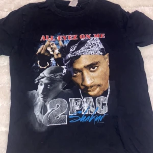 Tupac tröja - Säljer denna då den inte kommer till användning längre. Funkar till alla outfits och är i bra skick