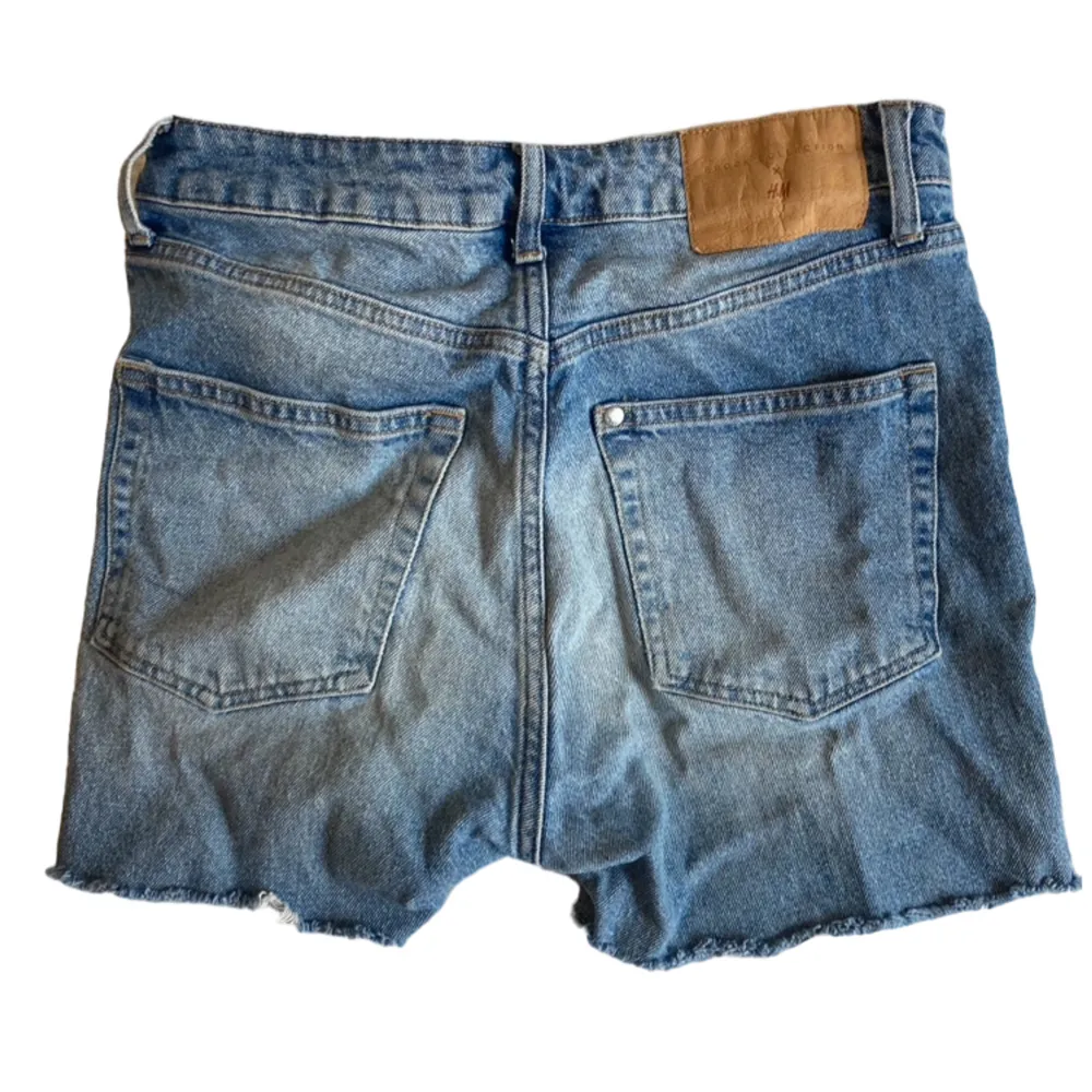 Säljer shorts från secondhand med en stjärna på, strl XS/S. . Shorts.