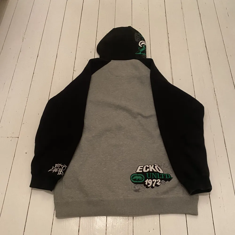 Fet ecko unltd hoodie med sjuka broderier på framsidan, baksidan och på luvvan, även sjukt coola detaljer på zippen. Skriv privat för mer bilder eller om du har några frågor. Hoodies.