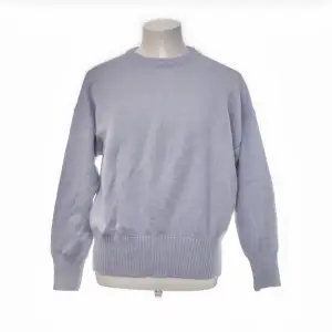 Säljer min ljusblå stickade tröja från Dazy Less i storlek small. Bra skick! Skriv om du har några frågor / vill ha fler bilder ✌🏼