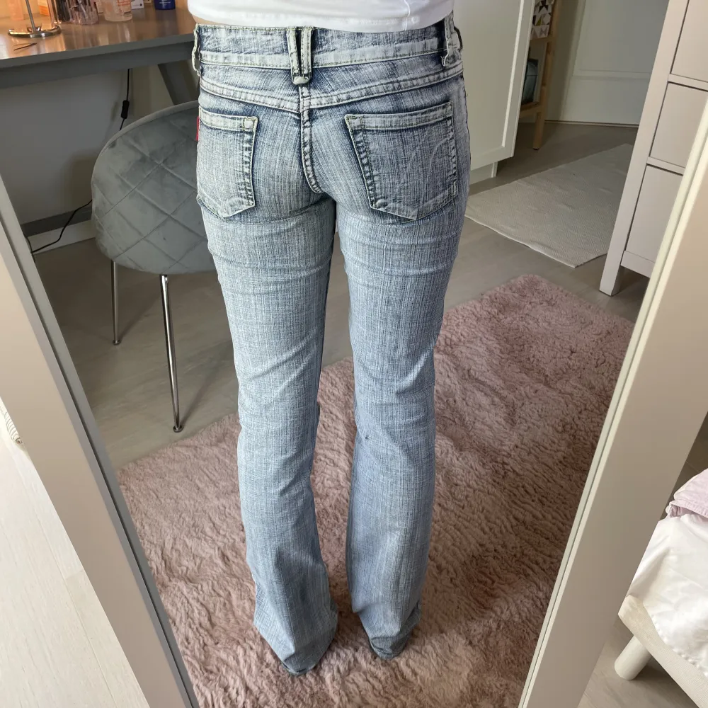 Lägger ut igen på grund av oseriös köpare! Lågmidjade snygga jeans. Storlek 27, midjemått 38 cm, inrebenslängd 86 cm❤️❤️Pris går absolut att diskutera🙌. Jeans & Byxor.