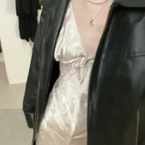 Oversized svart skinnjacka  - Det är en oversized svart skinnjacka som man kan ändra på sidorna så att man kan få en snygg pass form. Köptes här på plick men kom aldrig till användning, skriv vid fler frågor 🫶💕