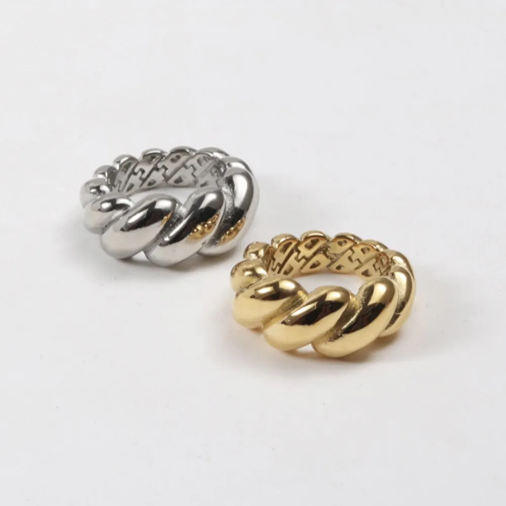 Vi säljer dessa fina ringar i både guld och silver. De är stilrena och passar till allt. Tveka inte på att höra av er om ni är intresserade eller har frågor. Färg: Guld & Silver (Stainless Steel)  Storlek: 6 7 8 . Accessoarer.